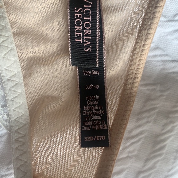 Victoria’s Secret Very Sexy Push Up Bra. Open front, lace up detailing in back - Picture 3 of 3